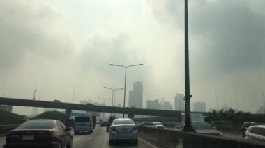 Şehirdeki trafiğin atmosferi, caddelerde araba sürmek, kirlilik, duman ya da öğleden sonra 2.5, gökyüzünü karanlık, loş, araba ön camı manzarası, Bangkok, Tayland, 2020.