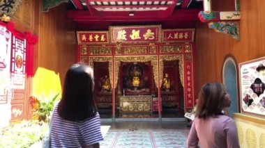 Çin 'in Samphanthawong Bölgesi, Bangkok, Tayland, 2020' deki Yaowarat Yolu 'nda Çin' den önce Çin Mahallesi 'ndeki Ejder Tapınağı' nda Buda 'ya ibadet etmek ve namaz kılmak için pek çok isimsiz insan ve turist..