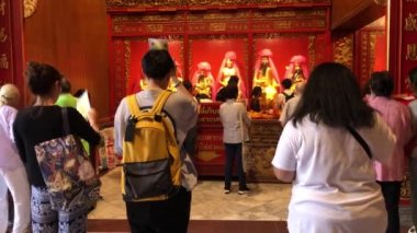 Çin 'in Samphanthawong Bölgesi, Bangkok, Tayland, 2020' deki Yaowarat Yolu 'nda Çin' den önce Çin Mahallesi 'ndeki Ejder Tapınağı' nda Buda 'ya ibadet etmek ve namaz kılmak için pek çok isimsiz insan ve turist..