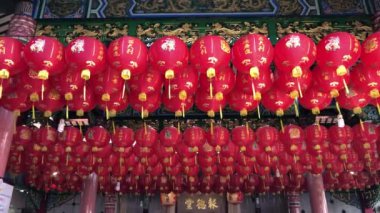 Çin 'in Samphanthawong Bölgesi, Bangkok, Tayland, 2020' deki Yaowarat Yolu 'nda Çin' den önce Çin Mahallesi 'ndeki Ejder Tapınağı' nda Buda 'ya ibadet etmek ve namaz kılmak için pek çok isimsiz insan ve turist..