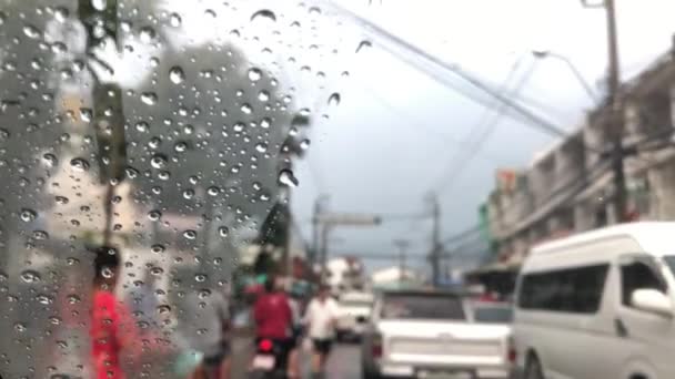Defocused Image Esőcsepp Car Windshield Elmosódott Forgalom Úton Városban Meghajtó — Stock videók