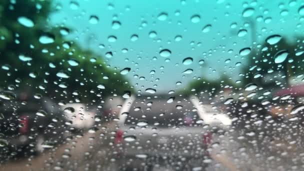 Rozostřený Obraz Deště Čelním Skle Auta Rozmazaný Provoz Silnici Městě — Stock video