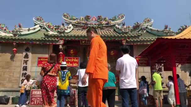 Атмосфера Много Анонимных Людей Туристов Поклоняться Молиться Буддой Храме Дракона — стоковое видео