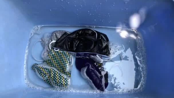 Hygienisk Mask Hängande Utomhus Efter Användning Och Tvätt Naturlig Bländning — Stockvideo