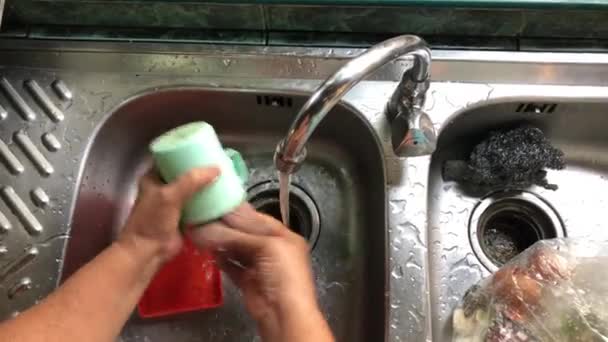 Mano Mujer Asiática Anciana Lavavajillas Tazón Taza Con Agua Jabón — Vídeos de Stock