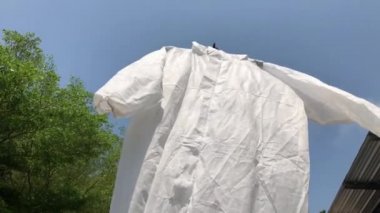 Koruyucu plazma giysisi, kullanılmış ve yıkanmış, doğal parlayan ışıktan sonra 2-3 kez kullanılabilir, her gün kullanımdan sonra güneşte yıkanır ve kurur, covid-19 önlenir..