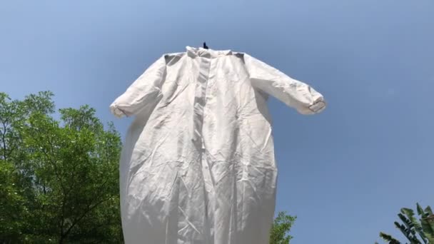 Traje Protector Del Ppe Que Cuelga Aire Libre Después Del — Vídeos de Stock