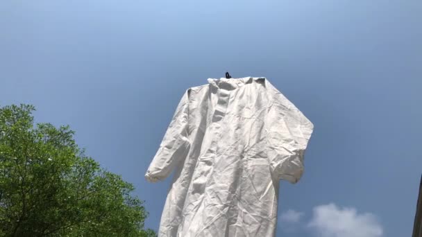 保護Ppeスーツは 使用後に屋外にぶら下がって洗浄し 自然グレアライト パイプスーツは 毎日使用した後 3回使用を繰り返すことができます洗浄し 太陽の下で乾燥する必要があり Covid 19を防止 — ストック動画