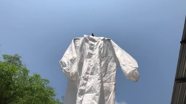 Προστατευτική Μαπ Κοστούμι Κρέμεται Εξωτερική Μετά Χρήση Και Πλύσιμο Φυσικό — Αρχείο Βίντεο