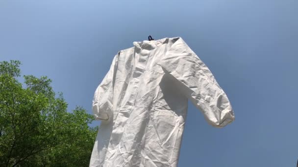 保護Ppeスーツは 使用後に屋外にぶら下がって洗浄し 自然グレアライト パイプスーツは 毎日使用した後 3回使用を繰り返すことができます洗浄し 太陽の下で乾燥する必要があり Covid 19を防止 — ストック動画