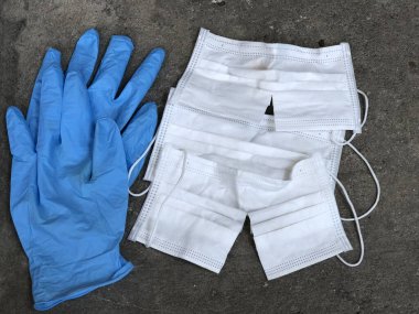 Hijyenik maske ve tıbbi eldiven kullanıldı çöp kovası, bulaşıcı atık, virüsün covid-19 'a bulaşmasını engelledi..