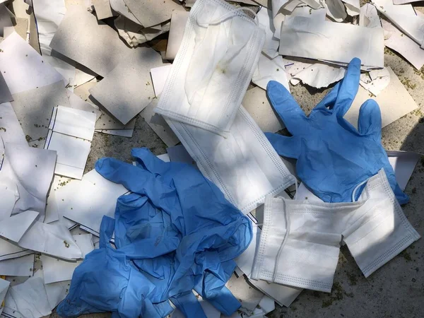 Hijyenik maske ve tıbbi eldiven kullanıldı çöp kovası, bulaşıcı atık, virüsün covid-19 'a bulaşmasını engelledi..