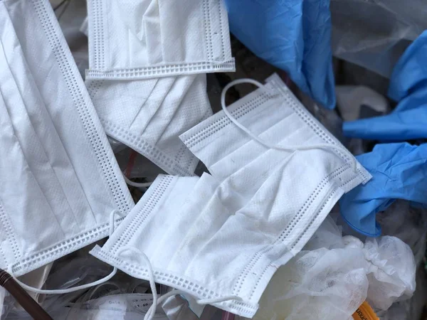 Gebruikt Hygiënisch Masker Medische Handschoen Prullenbak Besmettelijk Afval Voorkomen Virus — Stockfoto