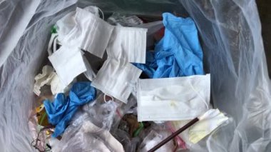 Hijyenik maske ve tıbbi eldiven kullanıldı çöp kovası, bulaşıcı atık, virüsün covid-19 'a bulaşmasını engelledi..