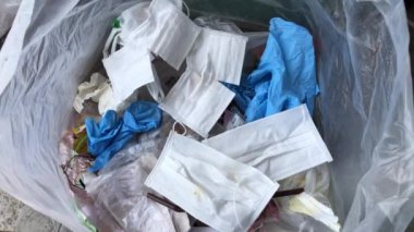 Hijyenik maske ve tıbbi eldiven kullanıldı çöp kovası, bulaşıcı atık, virüsün covid-19 'a bulaşmasını engelledi..