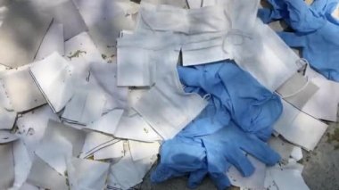 Hijyenik maske ve tıbbi eldiven kullanıldı çöp kovası, bulaşıcı atık, virüsün covid-19 'a bulaşmasını engelledi..