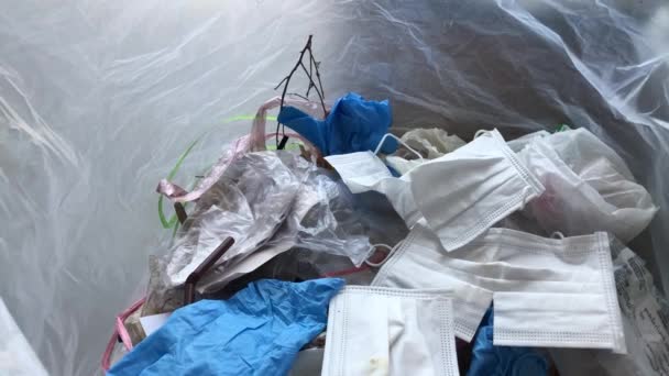 使用される衛生マスクと医療用手袋ゴミ箱 感染性廃棄物 感染性廃棄物を分離することによってウイルスのCovid 19を防止 選択的な焦点 — ストック動画