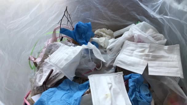 使用される衛生マスクと医療用手袋ゴミ箱 感染性廃棄物 感染性廃棄物を分離することによってウイルスのCovid 19を防止 選択的な焦点 — ストック動画