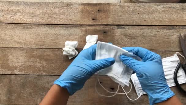 预防系数 19的概念 使用感染口罩及木桌顶部的脏医疗手套 传染性废物 通过分离受感染废物预防病毒Covid 选择性病灶 — 图库视频影像