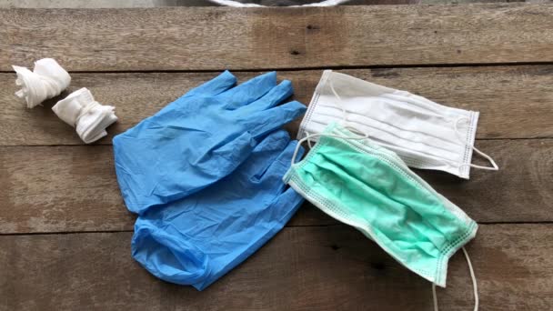 Konzept Der Verhinderten Covid Verwendete Infektionsgesichtsmaske Und Schmutziger Medizinischer Handschuh — Stockvideo