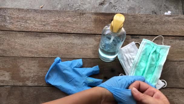 顶部视图 人类取出医用手套 在瓶子里使用清洁剂凝胶或酒精凝胶 清洁手 手指和指甲 预防细菌 肮脏的皮肤护理 光线昏暗 有选择的焦点 — 图库视频影像