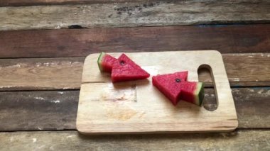 Tahtada taze karpuz, noel ağacı gibi üçgenle dilimlenmiş loş ışık, seçici odaklanma. Yaz zamanı için meyve..