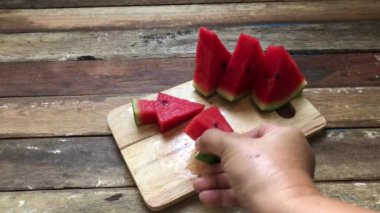 Tahtada taze karpuz, noel ağacı gibi üçgenle dilimlenmiş loş ışık, seçici odaklanma. Yaz zamanı için meyve..