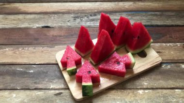 Tahtada taze karpuz, noel ağacı gibi üçgenle dilimlenmiş loş ışık, seçici odaklanma. Yaz zamanı için meyve..