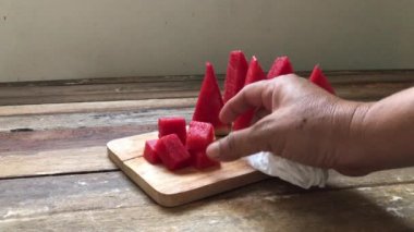 Tahtada taze karpuz, noel ağacı gibi üçgenle dilimlenmiş loş ışık, seçici odaklanma. Yaz zamanı için meyve..