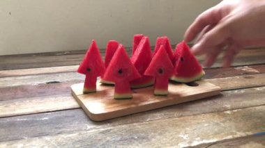 Tahtada taze karpuz, noel ağacı gibi üçgenle dilimlenmiş loş ışık, seçici odaklanma. Yaz zamanı için meyve..