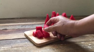 Tahtada taze karpuz, noel ağacı gibi üçgenle dilimlenmiş loş ışık, seçici odaklanma. Yaz zamanı için meyve..