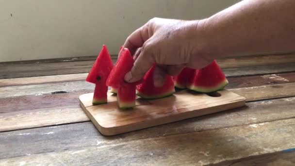 Frische Wassermelone Auf Holzplanke Dreieckig Geschnitten Wie Ein Weihnachtsbaum Schummriges — Stockvideo