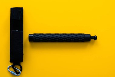 Siyah teleskopik genişletilebilir baton / copu izole edildi