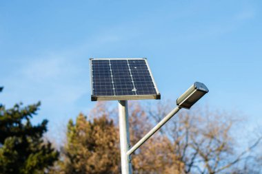 Parktaki güneş paneli. yeşil enerji