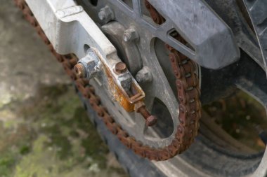 Paslı bir motosiklet zincirinin yakın plan fotoğrafı.