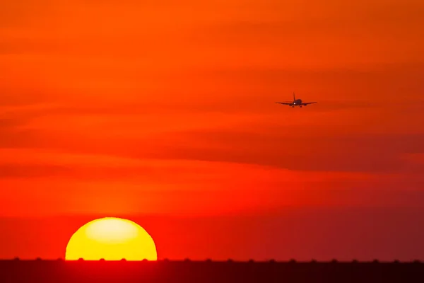 Tramonto Sulla Città Silhouette Piana — Foto Stock