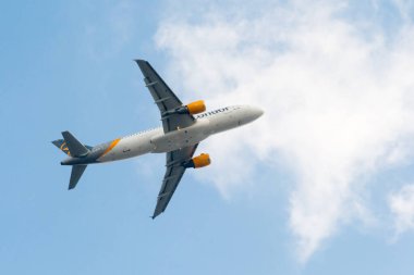 Mavi gökyüzünde bir uçak