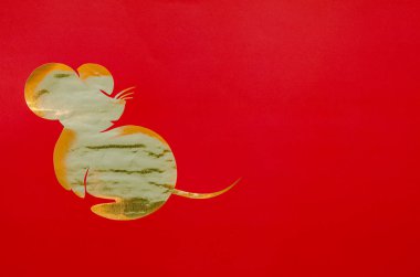 Çin burcunun 2020 Çin Yeni Yıl Festivali için altın kağıda döktüğü kırmızı arka plan fare şeklinde kesilmiş..