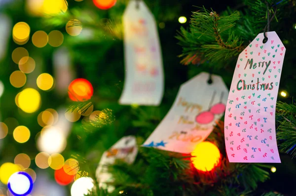 Papír Visící Vánoční Stromeček Pro Holiday Dekorace Barevnými Světly Pozadí — Stock fotografie