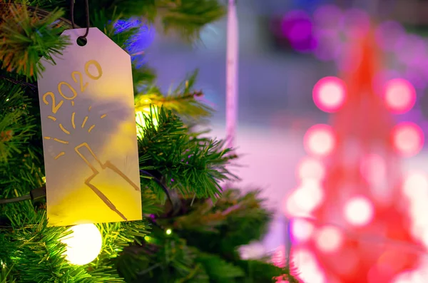 Papír Visící Vánoční Stromeček Pro Holiday Dekorace Barevnými Světly Pozadí — Stock fotografie