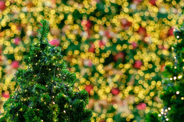 Malý Vánoční Stromeček Barevnými Bokeh Světla Pozadí Jiného Velkého Pro — Stock fotografie