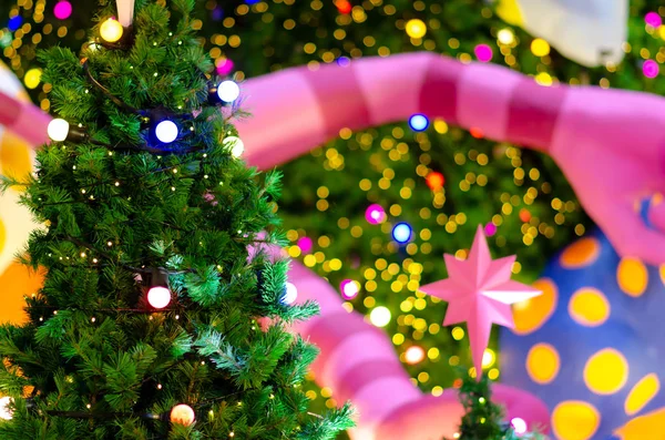 Kleine Kerstboom Met Kleurrijke Bokeh Lichten Achtergrond Van Een Andere — Stockfoto