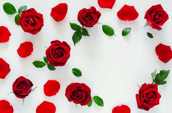 Κόκκινα Τριαντάφυλλα Πέταλα Και Φύλλα Λευκό Φόντο Χώρο Σχήμα Καρδιάς — Φωτογραφία Αρχείου