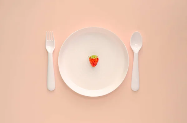 Uma Fruta Morango Chapa Branca Com Garfo Colher Fundo Rosa — Fotografia de Stock