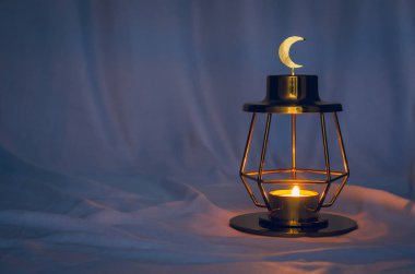 Üzerinde ay sembolü olan modern altın fener kutsal Ramazan ayındaki Müslüman ziyafeti için koyu arkaplan..