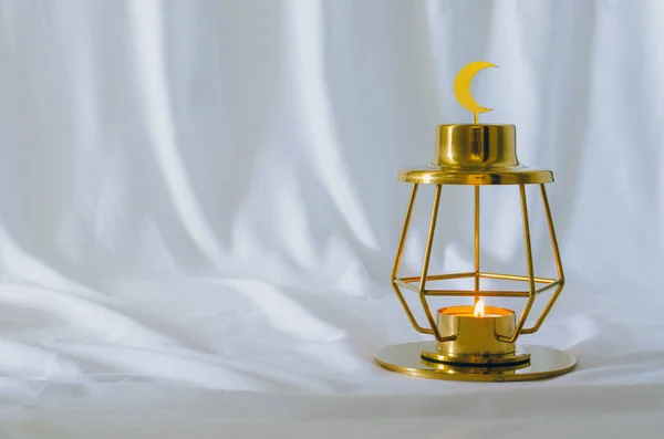 在穆斯林斋月卡里姆节的白色背景下 现代金色灯笼顶部有月亮的象征 — 图库照片