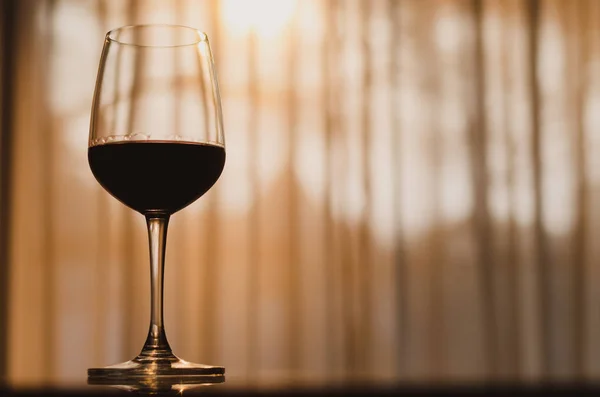 Verre Vin Rouge Sur Table Dans Chambre Avec Lumière Coucher — Photo