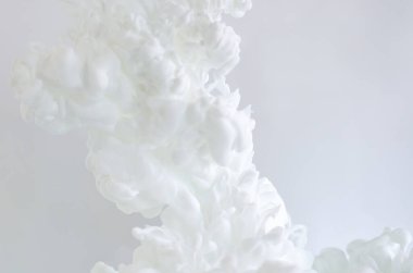 Bulanık ve odaklı beyaz poster rengi soyut ve geri kafalı kavramların suda çözünmesi.