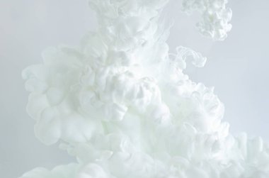 Bulanık ve odaklı beyaz poster rengi soyut ve geri kafalı kavramların suda çözünmesi.