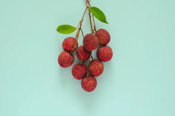 Vers Lychee Fruit Met Bladeren Blauwe Achtergrond Achtergrondconcept Bovenaanzicht — Stockfoto